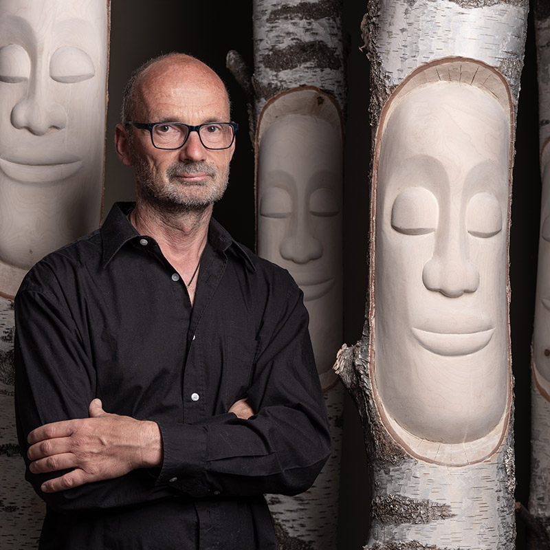 Künstler Robert Griessmair mit seinen Baumseelen